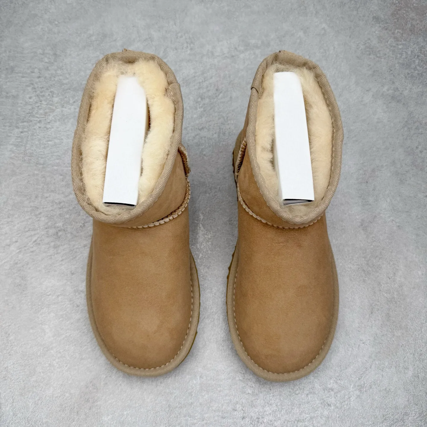 Pick up locally💰520 UGG 6222 Classic short-cut autumn and winter sheepskin and fur integrated snow boots. All shoes are made from the same factory as ZP. Longfeng A-grade Australian imported sheepskin and fur integrated men's and women's boots. Brand OEM production line. Fully follow the ZP process. OEM original pattern maker. Adhering to the principle of no original shoes and no development selection. Pay attention to every detail. The most authentic version on the market. TREADLITE "Light Wing" technology outsole. Lightweight/durable/flexible/pile size: 35 36 37 38 39 40 41 42 43 44 45 Coding: by2936060